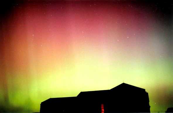 Wagman observatory under aurora (1)