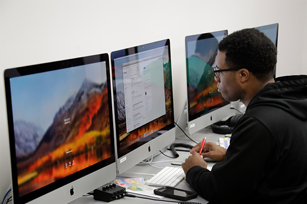 A student uses an iMac in a computer lab.
